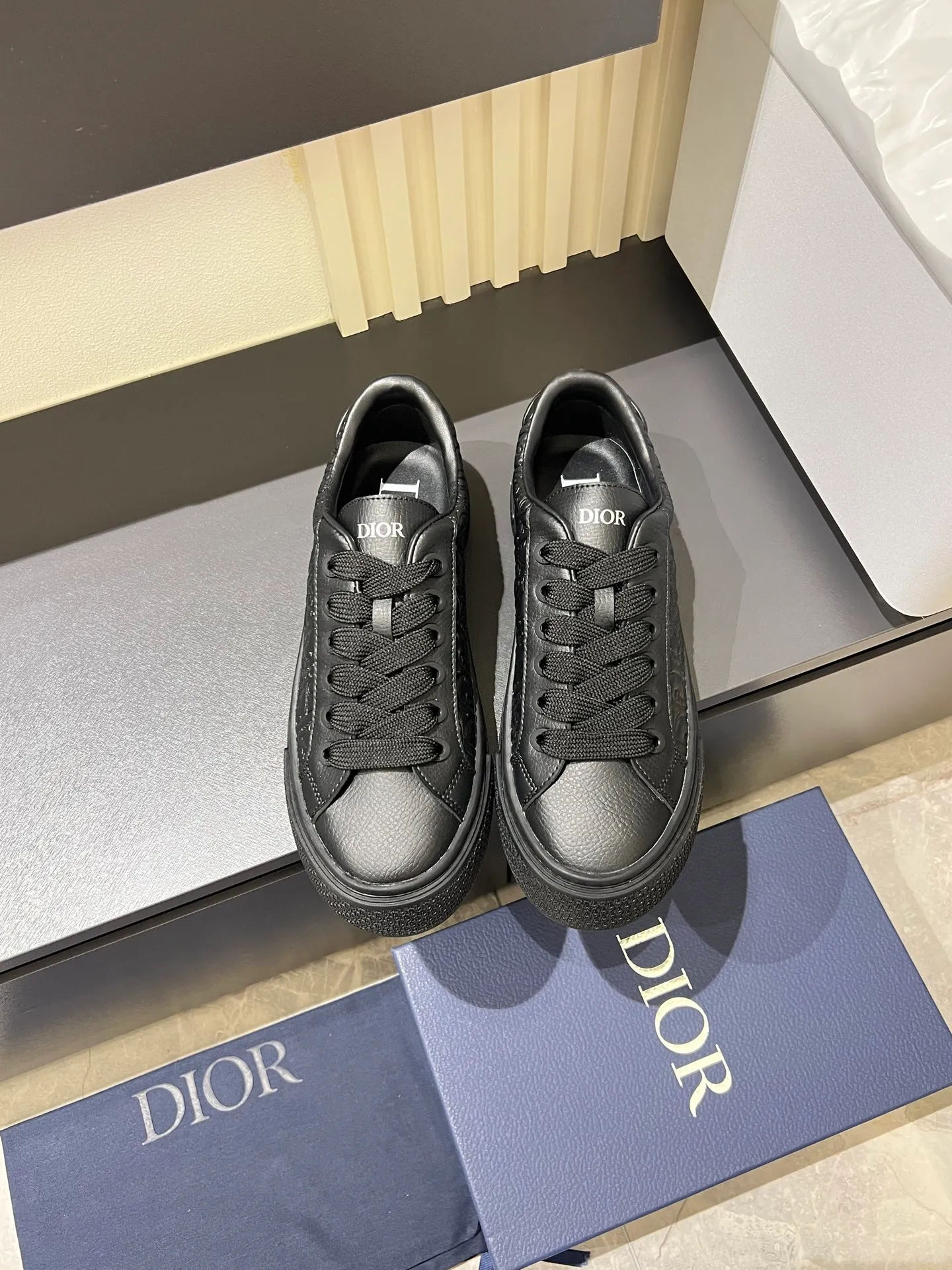p440 DIOR* Dior B33 sneakers, brown and cream-white jacquard fabric with brown high mercerized suede upper, new for fall 2025, reinterpretation of classic tennis shoes, with a stylish silhouette that highlights a thick feel. Crafted from brown and cream-white jacquard with Oblique print and suede panels, it features a distinctive padded tongue embossed with the Dior signature, wide blue mohair laces and brass eyelets with a matte brown finish. The cream-white Dior Oblique patterned rubber sole, enhanced by the contrasting Dior 30 Avenue Montaigne signature on the rear, adds a stylish edge to casual looks. Men's model 38-44 (45 is custom-made and cannot be returned or exchanged)
